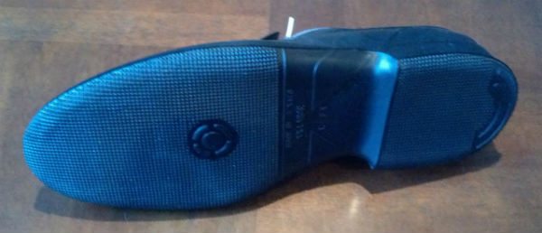 Tread on sole of rubber overshoe