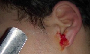 Straight razor and cut eat lobe