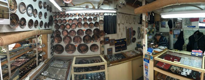 Inside Artesainia en Metals shop