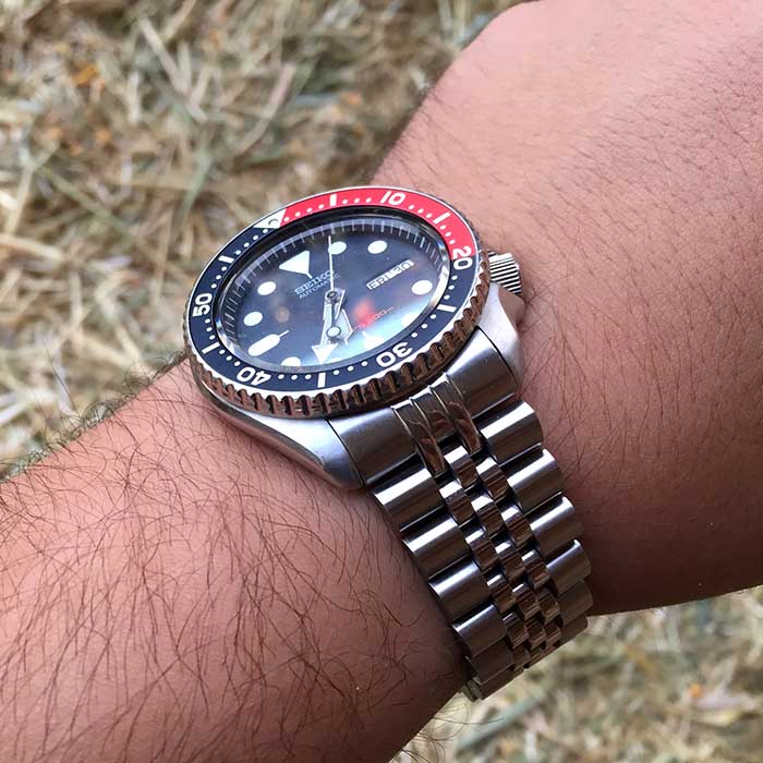 Bottom watch view od Seiko SKX009