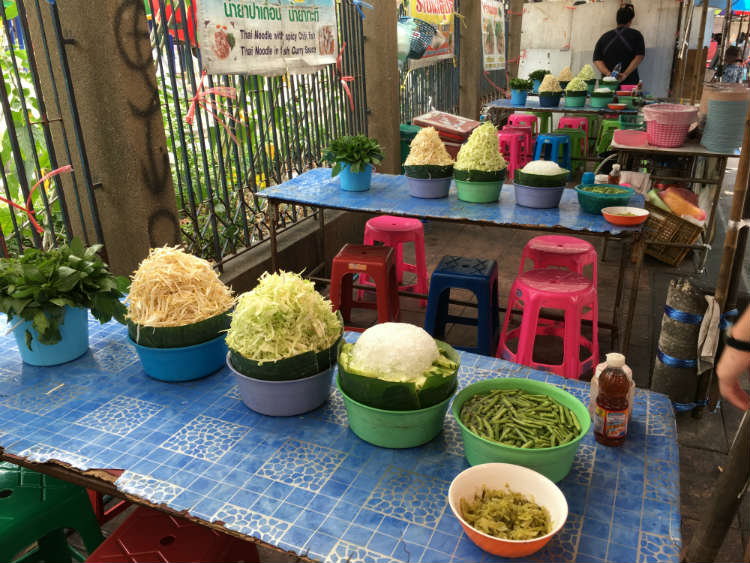 Bowls-of-food-at-market-restaurant