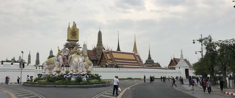 Road leading to Wat Phra Kaew