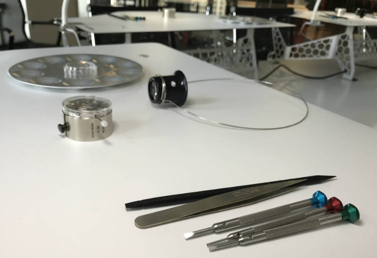 Watch tools and uncased movement