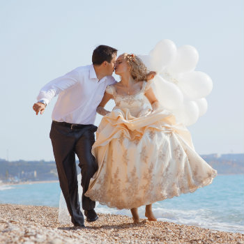 Couple-Kissing-On-Beach