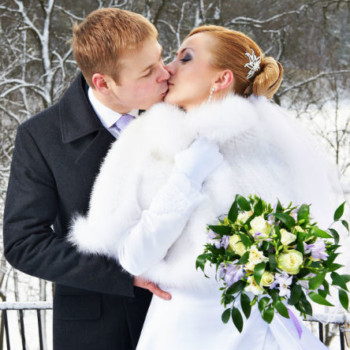 Newlyweds-Kissing-In-Snow