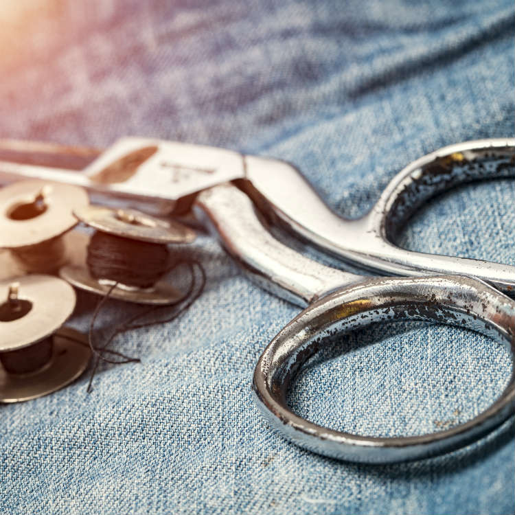 Tailoring-Shears-And-Spools-Of-Thread