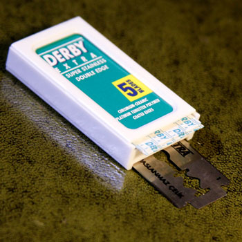 derby extra used razor slot dispenser