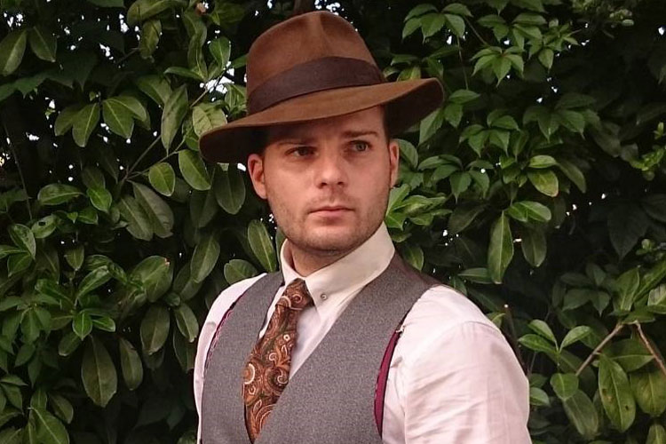 Man-in-1940s-style-collar-bar-shirt