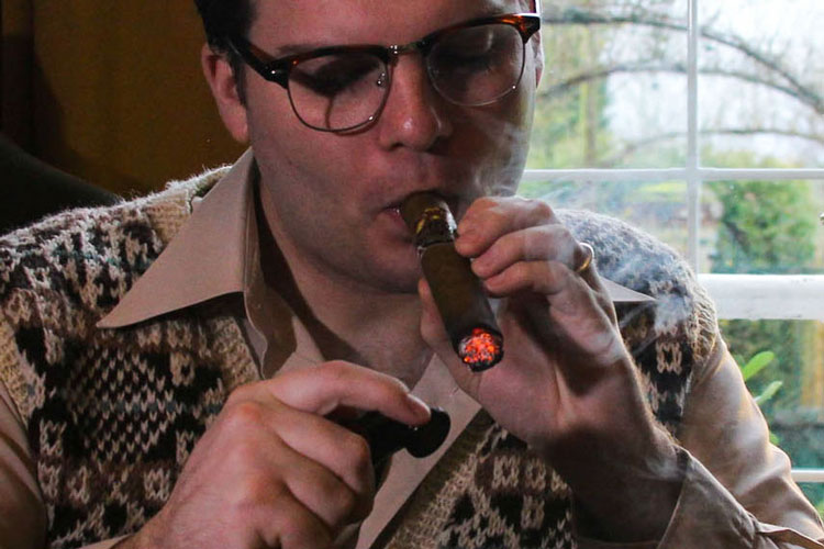 how-to-smoke-&-light-a-cigar