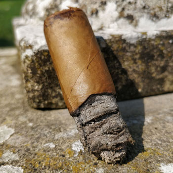 Camacho Connecticut Robusto Box Pressed Final Third