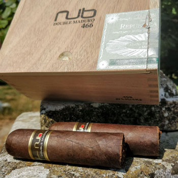 Nub Double Maduro Cigar & Ash Stack