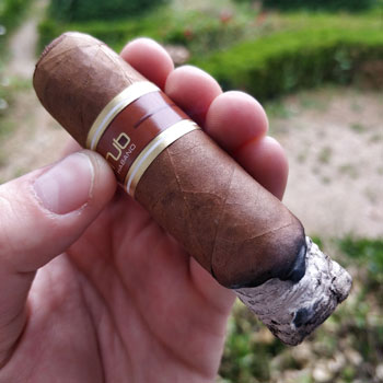Nub Habano Cigar Minor Burn Issue