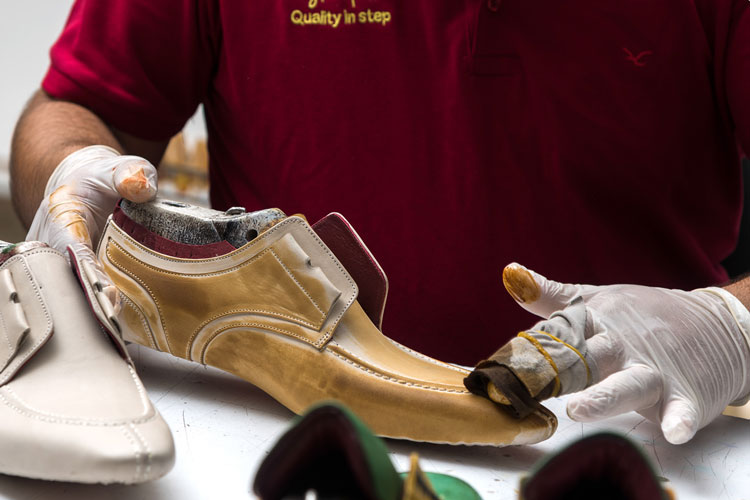maglieriapelle artisan applying patina on shoe