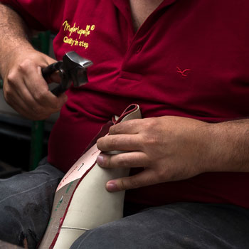 maglieriapelle artisan constructing leather shoe on last