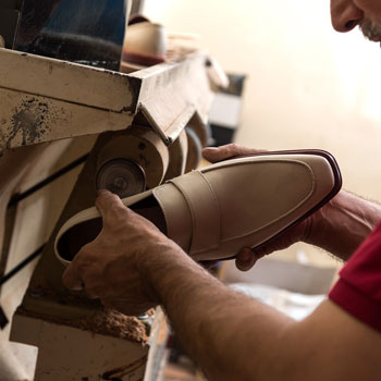 maglieriapelle artisan sanding shoe soles