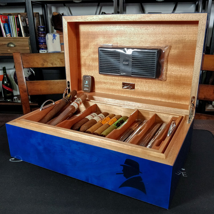 Davidoff Churchill The Statesman Union Jack Ambassador Humidor Open