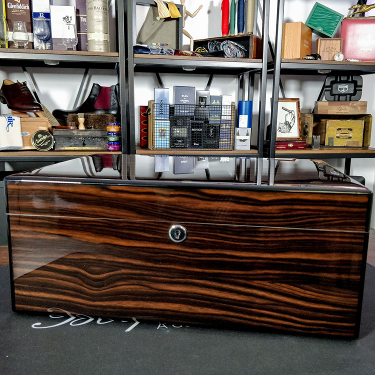 Diamond Crown St James The Alexander Humidor Closed