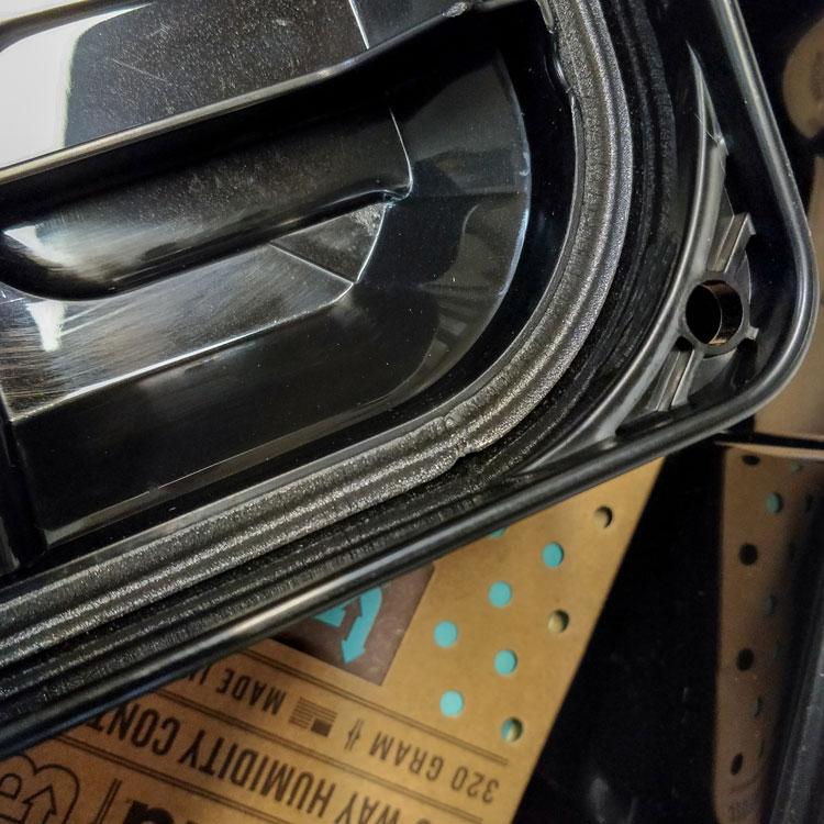 Foam Gasket On Coolidor & 320g Boveda Pack