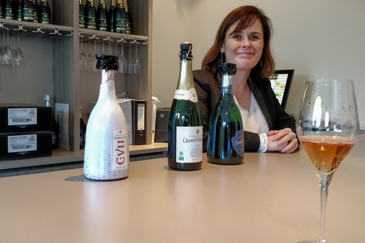 Canard Duchêne Tour Guide At Bar