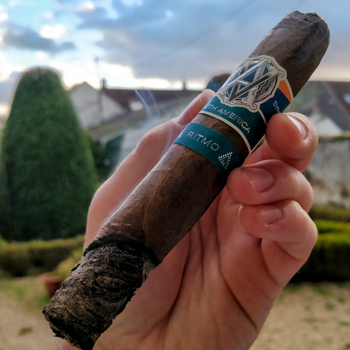 Avo Syncro Ritmo 30th Anniversary Cigar First Third