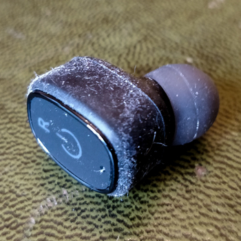 xFyro xS2 earbuds cocvered in dust