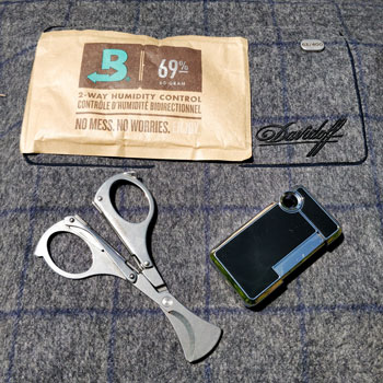 Davidoff Winston Churchill Travel Humidor, Boveda Pack & Accessories