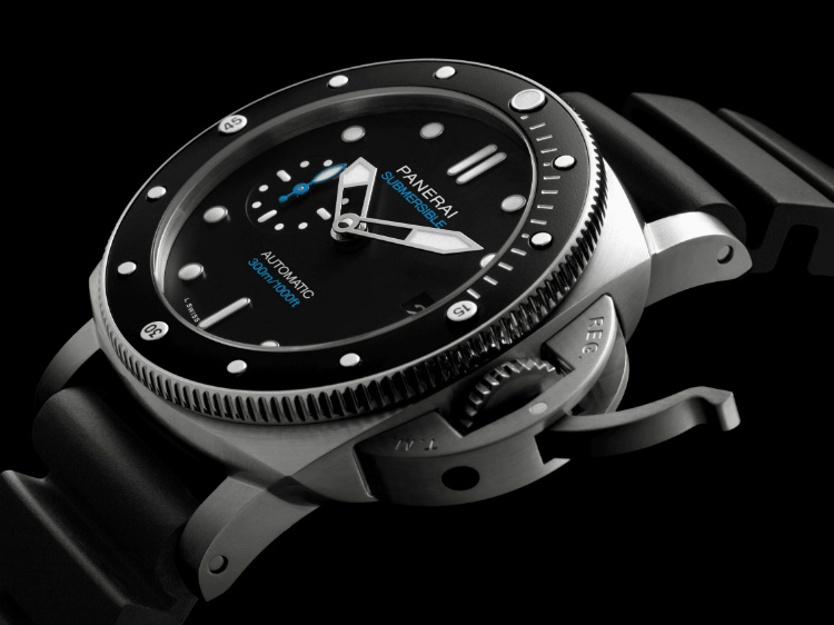 Panerai Submersible PAM 683 Diver Travel Watch