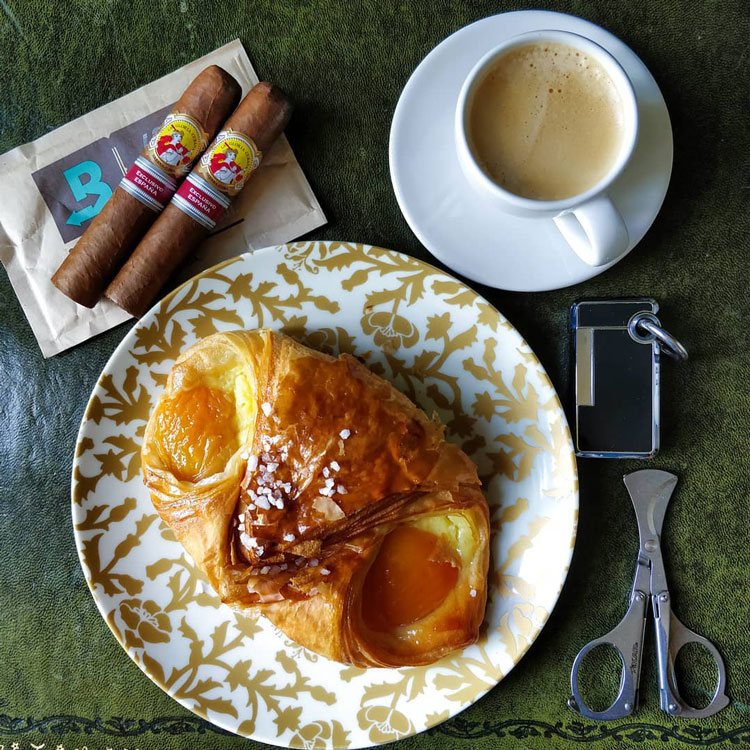 La Gloria Cubana Cigar With Oranais & Coffee