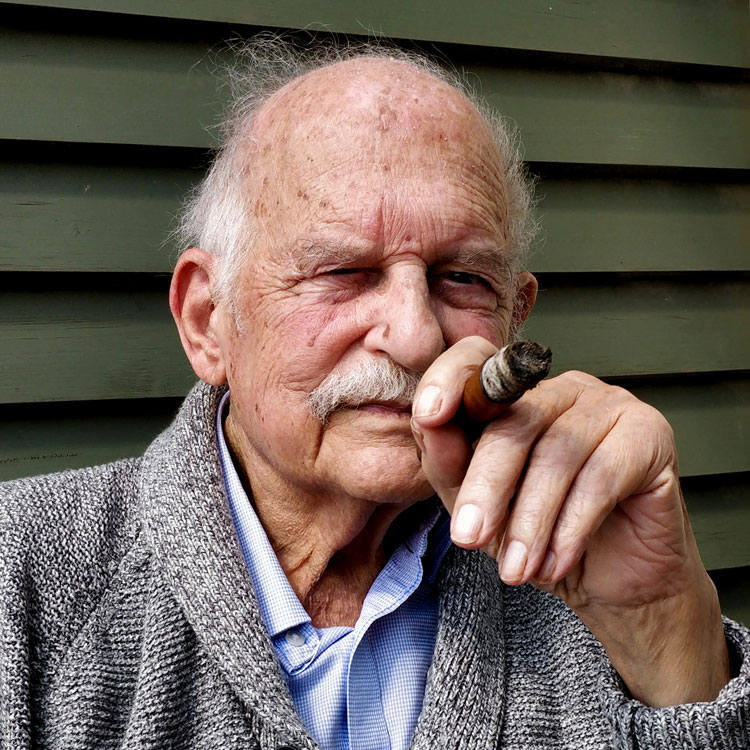 Smoking Romeo y Julieta Añejados Cigar