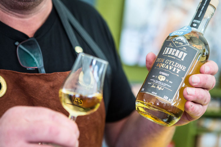 Aged Inderoy Aquavit Wil Lee-Wright Oi! Trøndersk Mat og Drikke