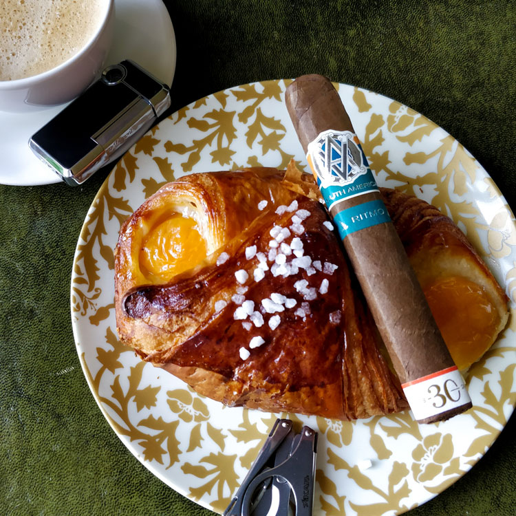 Avo Syncro Ritmo Cigar & Oranais Pastry