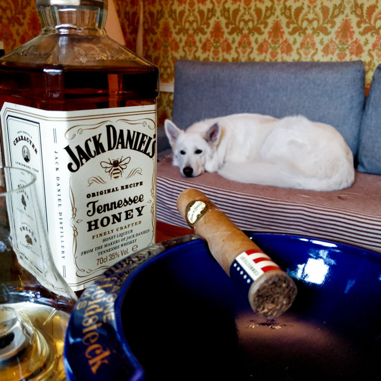 Jack Daniel's Tennessee Honey & White Shepherd Dog