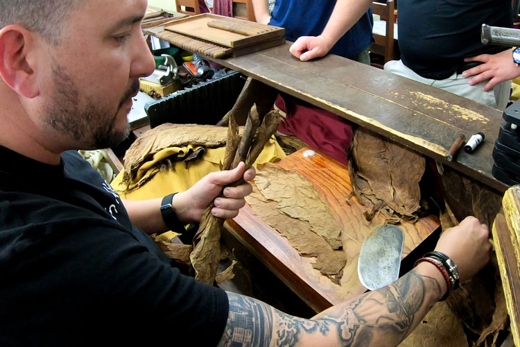 Hamlet Paredes Rocky Patel Demonstrating The Entubado