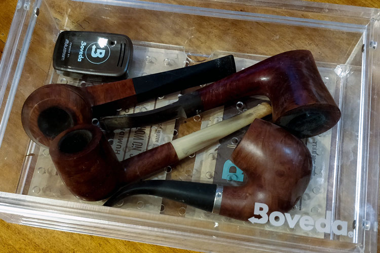 Smoking Pïpes In A Boveda Acrylic Humidor Featured