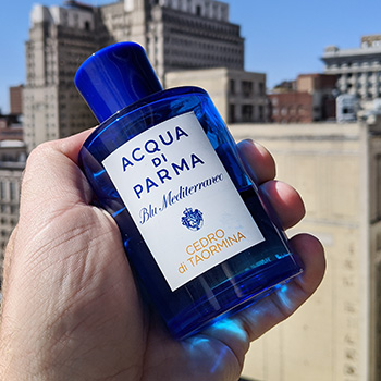 Cedro di Taormina bottle in hand