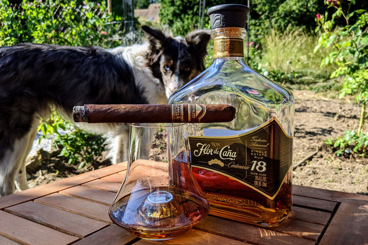 Flor de Caña 18 & Mombacho Cigar