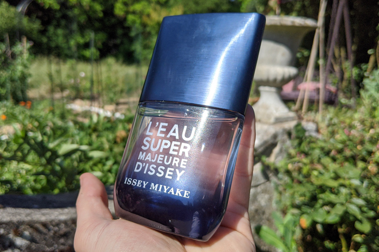 Issey Miyake L'Eau Super Majeure d'Issey In Hand