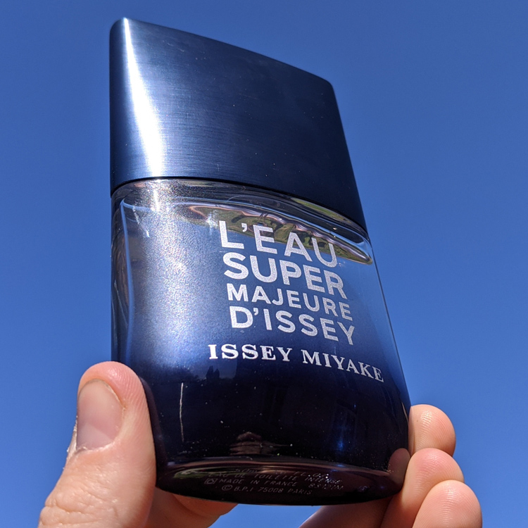 Issey Miyake L'Eau Super Majeure d'Issey Sky Background