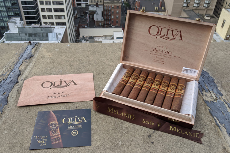 Oliva Serie V Melanio Cigar Box & Presentation