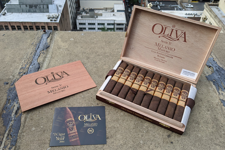 Oliva Serie V Melanio Maduro Box & Presentation
