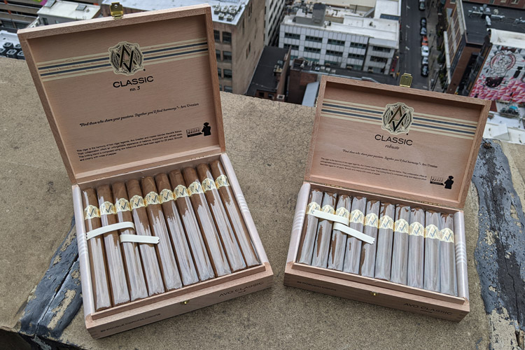 Avo Classic Cigar Robusto & No 3 Churchill Comparison