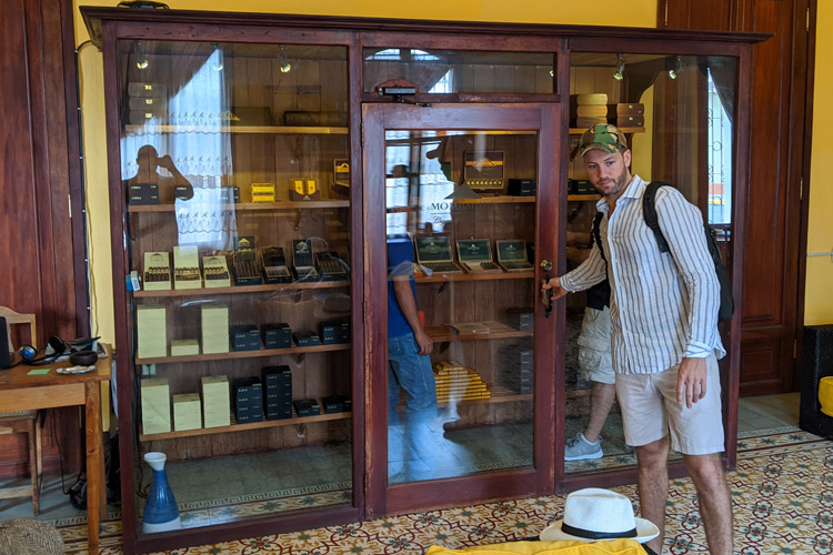 Mombacho Freestanding Walk-In Humidor