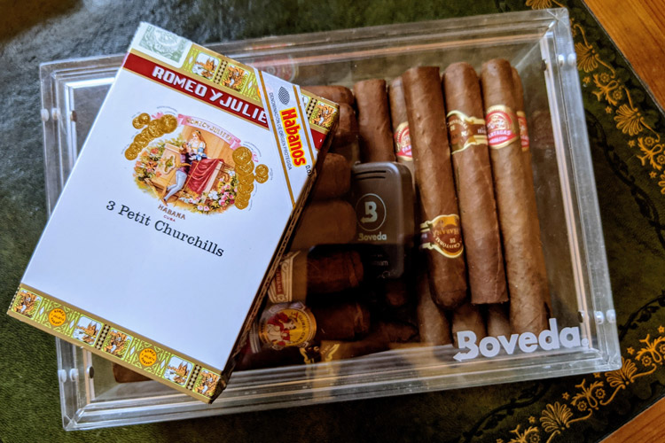 Romeo y Julieta Petit Churchill Cigar Boveda Acrylic Humidor