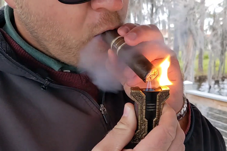 Dupont Défi XXtreme Lighting Up Cigar