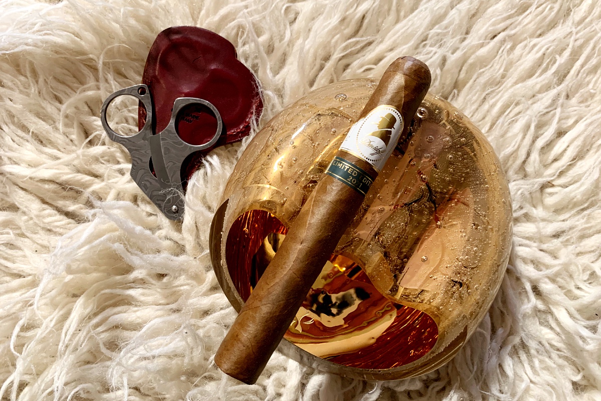 Davidoff-Winston-Churchill-Limited-Edition-Cutter-Feature