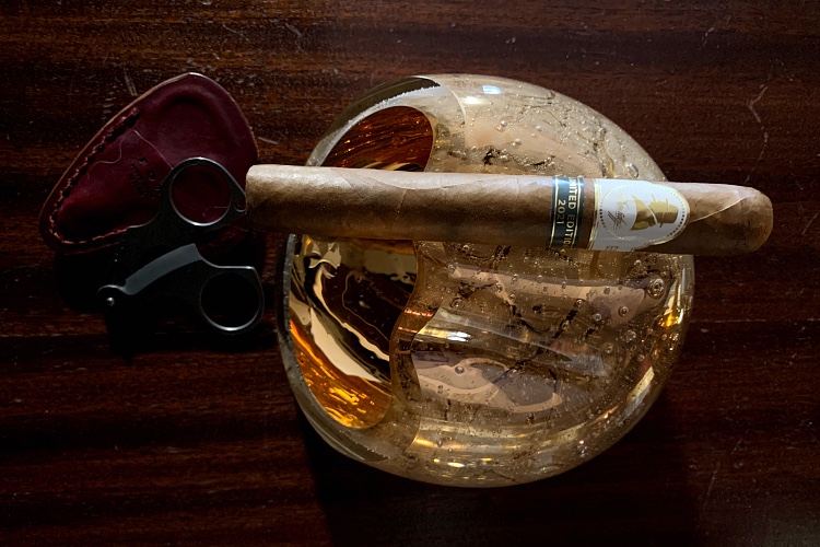 Davidoff-Winston-Churchill-Limited-Edition-Review-golden-salamander