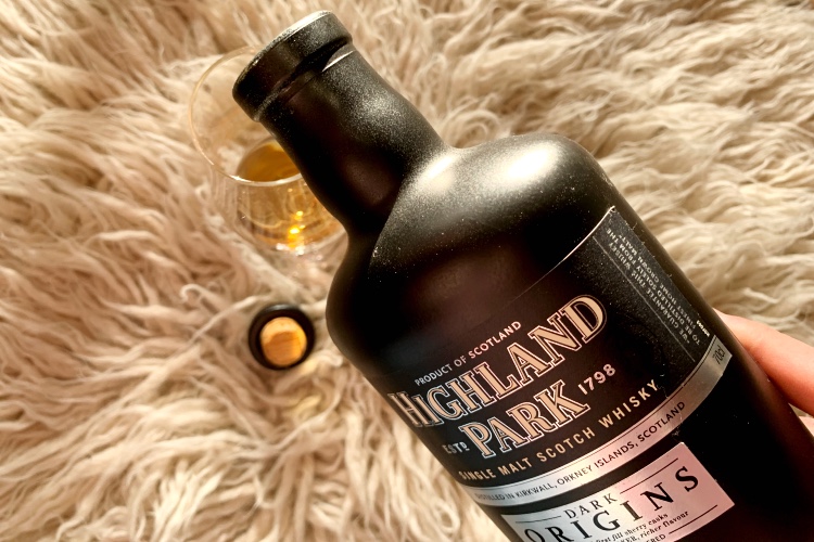 Highland-Park-Single-Malt-Whisky-Review-pouring