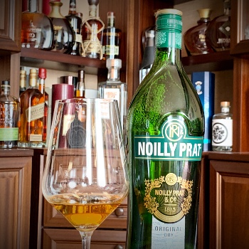 Noilly-Prat-Dry-vermouth-review-color