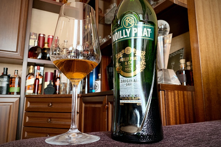 Noilly-Prat-dry-vermouth-review-scene-backbar