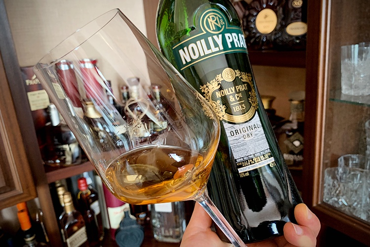 Noilly-prat-dry-vermouth-review-glass-backbar